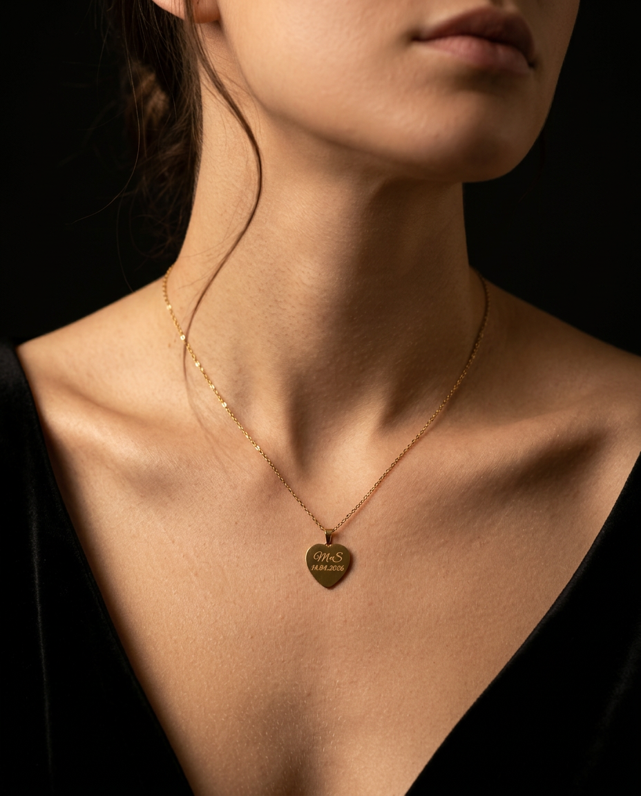 Frau trägt die Gravora Herz-Kette Amora in Gold, Nahaufnahme